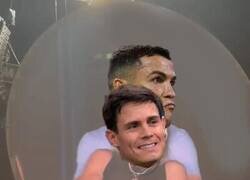 Enlace a La Coldplay Cam pilla a otra feliz pareja