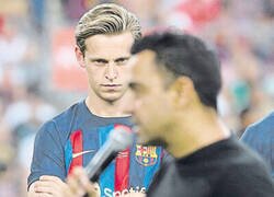 Enlace a De Jong se dedica a mirar mal durante los discursos