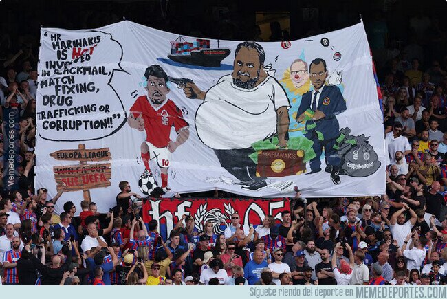 1228516 - La bandera que exhibieron los fans del Crystal Palace. No entiendo nada pero parecen enfadados