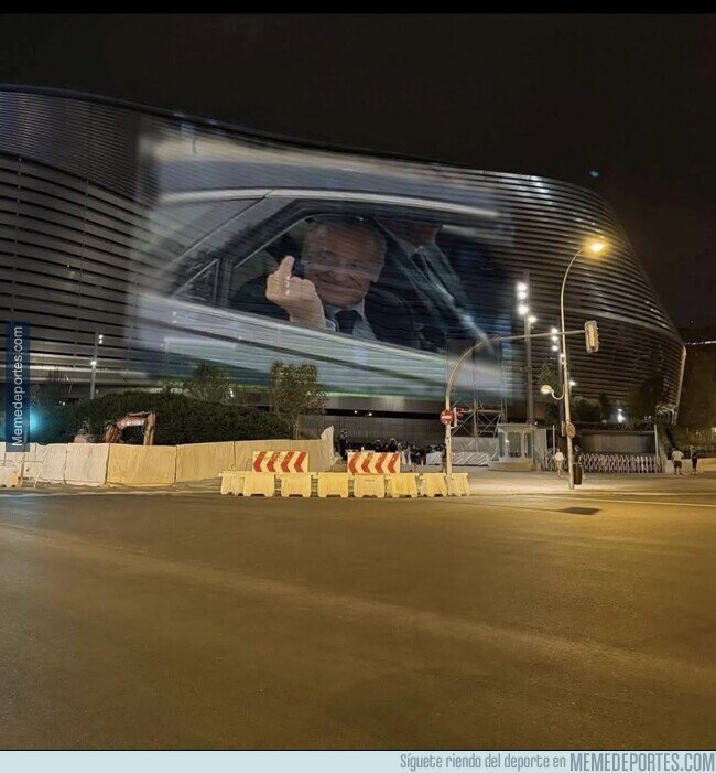 1228563 - Siguen proyectando cosas en el Bernabéu