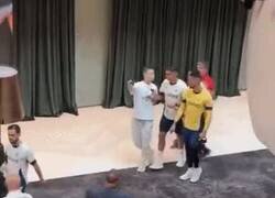 Enlace a Cristiano vuelve a empujar a otro fan que le pedía una foto