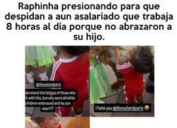 Enlace a Como a Raphinha se le ocurra ignorar a un fan que le pida un autógrafo...