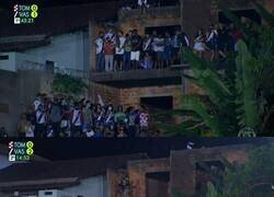 Enlace a QUÉ PAÍS. La TV brasileña enfocó a unos fans que veían el partido gratis y le echaron a la policía.