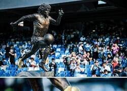 Enlace a El mejor detalle en la estatua de Maradona fue poner su pie izquierdo en dorado