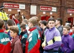 Enlace a Fans de Liverpool entrando a Anfield por solo 8 Libras. Ahora cuesta 60.