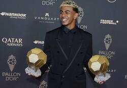 Enlace a A falta de uno, la abuela de Yamal le regaló dos balones de oro para consolarlo