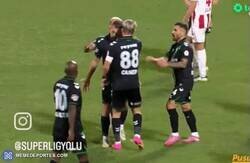 Enlace a Caner Erkin en el fútbol turco fue expulsado por abofetear a su propio compañero