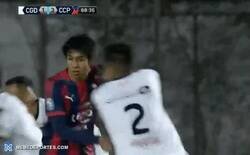 Enlace a Riámonos un rato, pero no hay justificación para que un profesional saque un corner así 