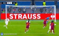 Enlace a Berke Özer, portero del Lille, ataja 3 penaltis seguidos despues de que el árbitro los repitiera