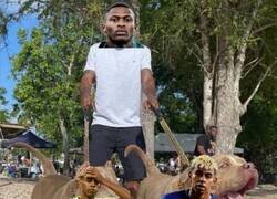 Enlace a Le padreó con el club y con la selección