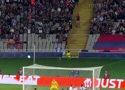 Enlace a Recogepelotas recupera el balón de la falta ejecutada por Lamine Yamal contra el PSG