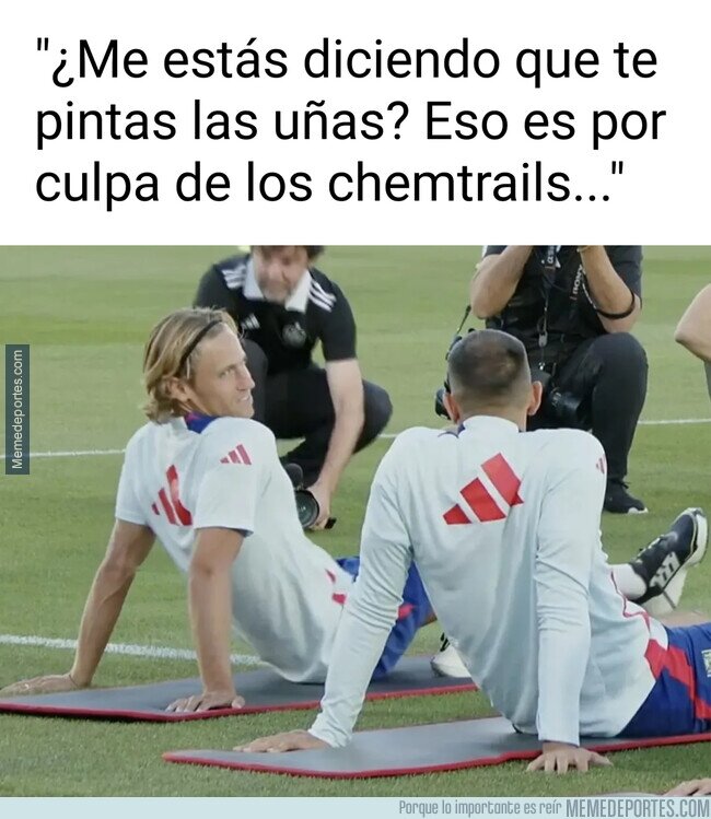 1231353 - ¿De qué estarán hablando Marcos Llorente y Borja Iglesias?