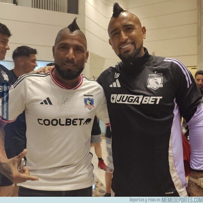 1231447 - Arturo Vidal con un fan/clon