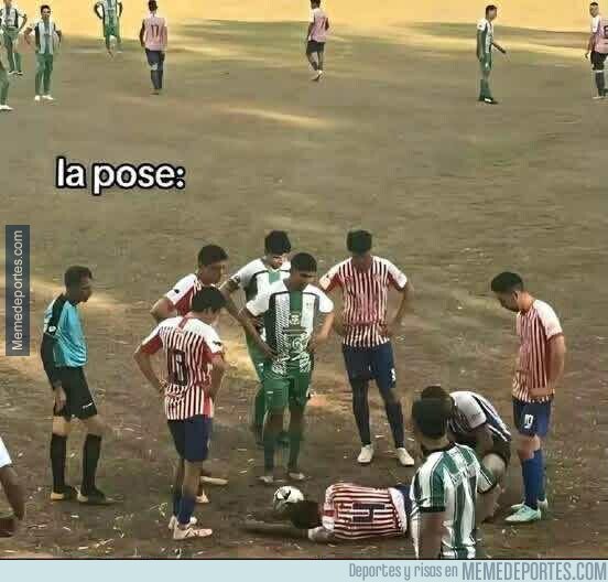 1231645 - La pose más natural de todo futbolista