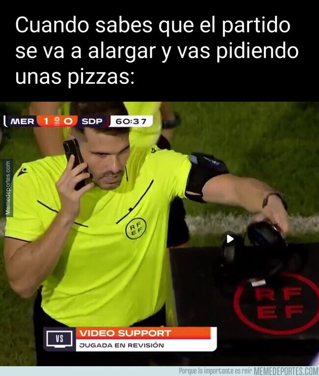 1231945 - En Primera Federación, el árbitro llamó por teléfono durante una revisión del VAR