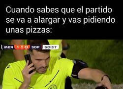 Enlace a En Primera Federación, el árbitro llamó por teléfono durante una revisión del VAR