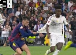 Enlace a Foto casual de Vini paseando a su mascota por el Bernabéu