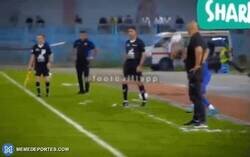 Enlace a Un jugador de la liga árabe casi se desnuca por hacer un saque de banda