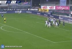 Enlace a Esta barbaridad de golazo de Zielinski al Hellas merece una nominación al Puskas