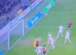 Enlace a En este partido de Italia hay 2 equipos pateando al mismo arco. No entiendo nada.