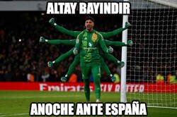 Enlace a Altay Bayındır se lo paraba todo ante España