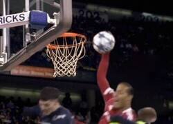 Enlace a ¿Qué hace Van Dijk dentro de su área?