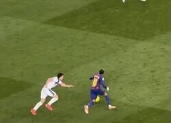 Enlace a Lamine Yamal haciendo parecer tontos a todo el que se le cruza