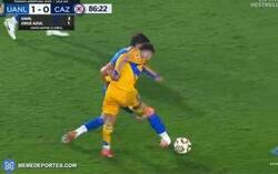 Enlace a Angel Correa le rompe el tobillo a Jesús Orozco de un balonazo.