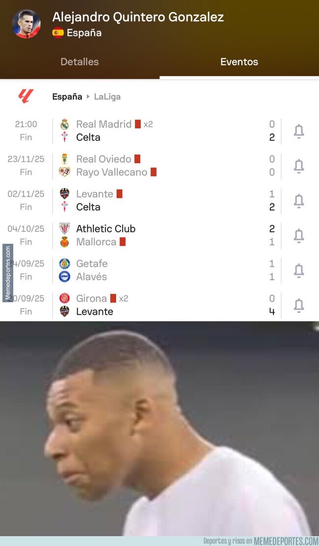 1233695 - Un árbitro con las tarjetas sueltas