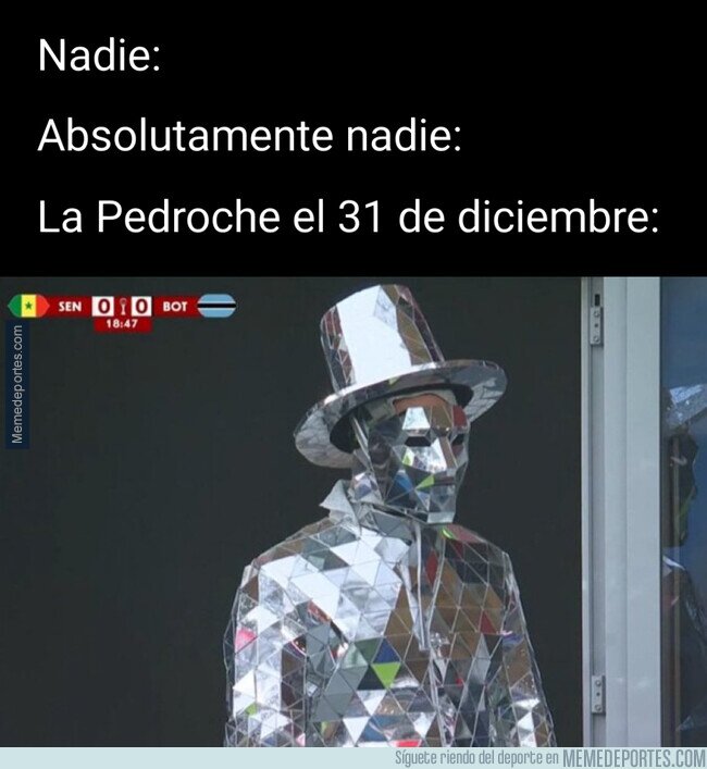 1234507 - Cada año lleva un vestido más extraño