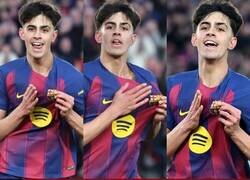 Enlace a Viene de una grave lesión, juega de titular, mete un gol y lo celebra tocando el escudo que lleva en el corazónn