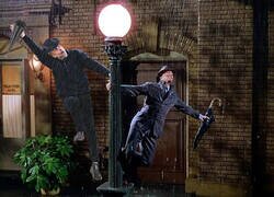 Enlace a Pep solo quería mostrarnos cómo canta y baila bajo la lluvia