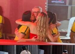 Enlace a Don Carlo Ancelotti disfrutando del carnaval salvadoreño en Brasil durante el Día de San Valentín.