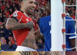 Enlace a Otamendi le enseñó el su Mundial tatuado a Vinicius