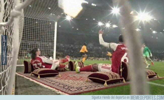 1236523 - ¿Qué hace la defensa del Arsenal de picnic en su portería?