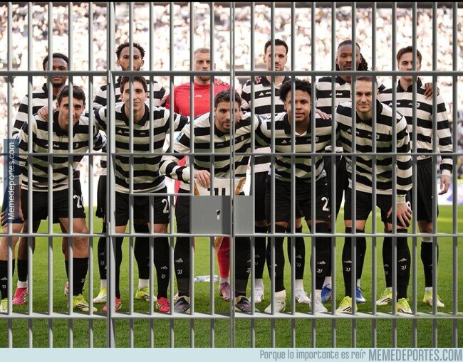 1236597 - La nueva equipación de presidiarios de la Juve