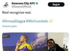 Enlace a Snoop Dogg visitó el estadio del Swansea y posó junto a una foto de Michu