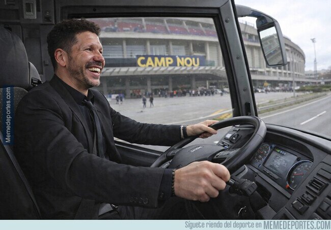 1237053 - El Cholo saliendo del Camp Nou en su autobús