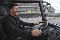Enlace a El Cholo saliendo del Camp Nou en su autobús