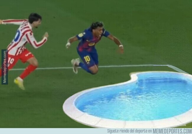 1237091 - Lamine pecó de piscinero