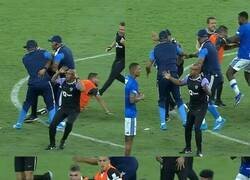 Enlace a Muy fan de este hombre que pedía calma y a los dos segundos pegó un patadón