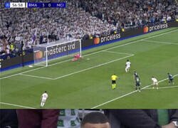 Enlace a Mbappé en la grada viendo el penalti fallado de Vinicius