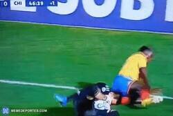 Enlace a El insólito penalti del portero sub-17 de Chile contra Colombia. Perdieron 0-1.