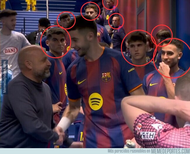 1238619 - Todo el mundo mirando el esperado saludo