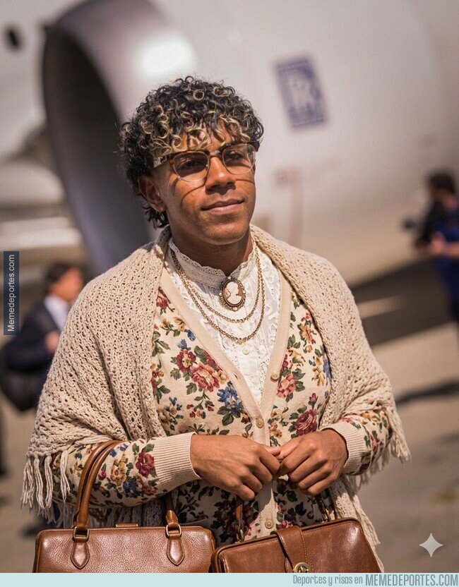 1238723 - El 'look retro' de Lamine en su llegada a Madrid