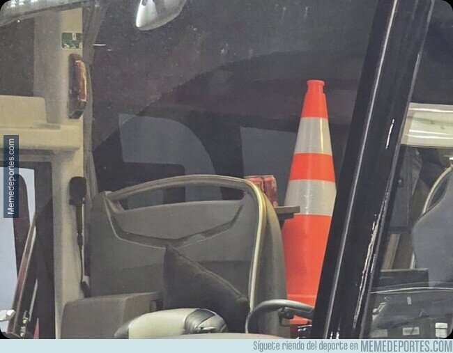 1238912 - Desoladoras imágenes de Arbeloa solitario en el bus de vuelta a casa