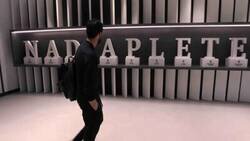 Enlace a Arbeloa contemplando su obra