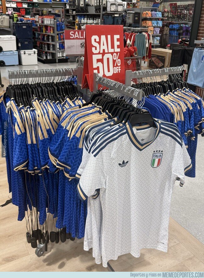 1238949 - Italia pone de oferta la camiseta para el Mundial