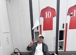 Enlace a El basurero del vestuario del Liverpool tiene una foto de Luis Diaz. No entiendo nada.