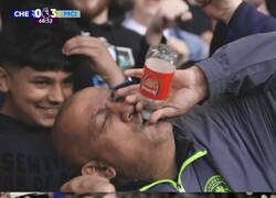 Enlace a Este tipo tenía la botella guardada pero esta vez no la sacó